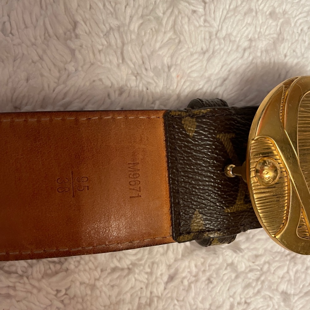 Unusual Louis Vuitton size 38 belt